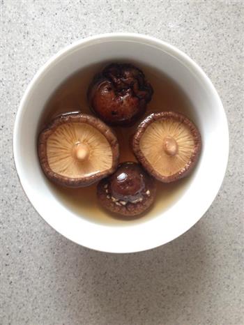 香菇排骨焖饭的做法步骤1
