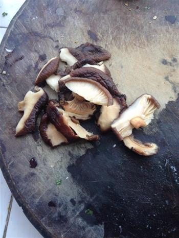 香菇排骨焖饭的做法图解3