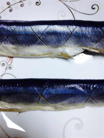 日式盐烤秋刀鱼的做法步骤2