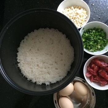 腊肠玉米蛋炒饭的做法步骤1