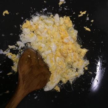 腊肠玉米蛋炒饭的做法步骤2