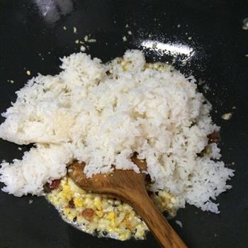 腊肠玉米蛋炒饭的做法图解5