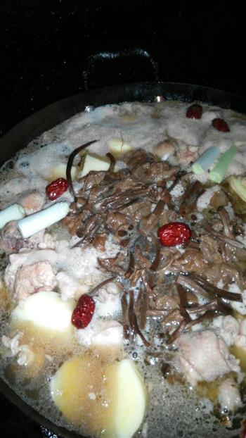 茶树菇+土豆炖鸡汤的做法步骤3