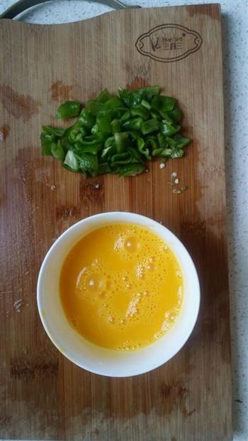 青椒炒蛋的做法步骤1