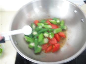 秋葵炒番茄的做法步骤7