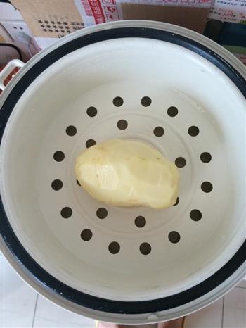 黄瓜肉末浇土豆泥的做法图解1