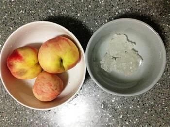 糖水桃子的做法步骤1