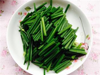 炒出滑嫩肉丝-韭菜苔炒肉丝的做法图解2