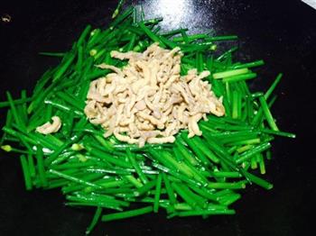 炒出滑嫩肉丝-韭菜苔炒肉丝的做法图解5