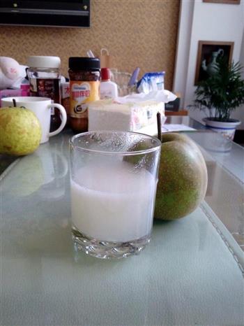 鲜榨梨汁的做法图解2
