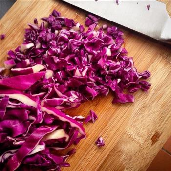 紫甘蓝焖饭的做法图解2