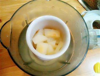 夏季健康饮品鲜榨梨子汁的做法步骤5