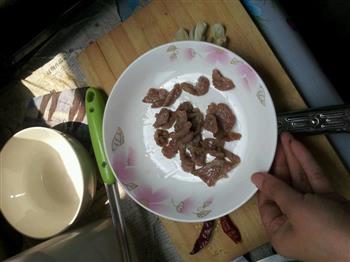毛豆炒肉的做法步骤3