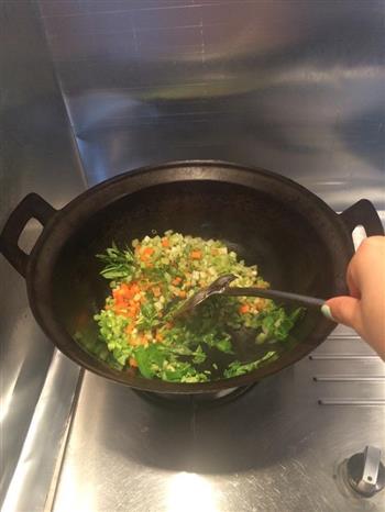 蔬菜炒米饭的做法步骤5