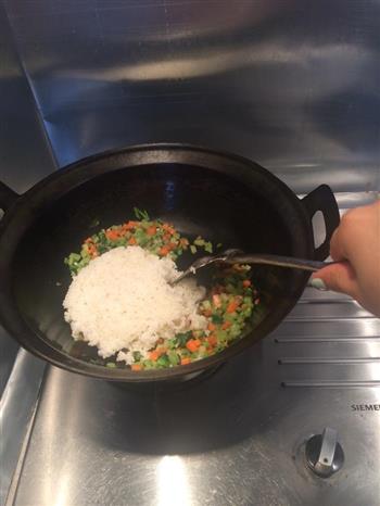 蔬菜炒米饭的做法步骤6