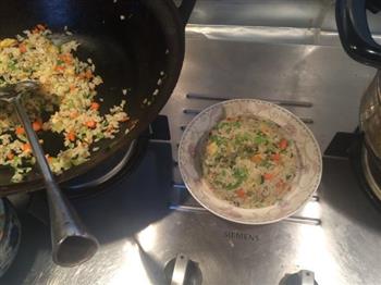 蔬菜炒米饭的做法步骤7