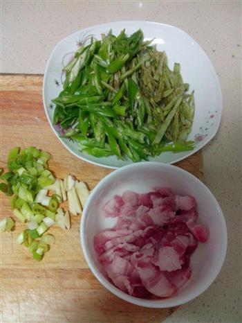 梅豆尖椒炒五花肉的做法步骤1