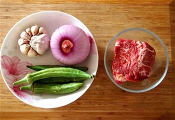 蒜香秋葵牛肉粒的做法步骤1