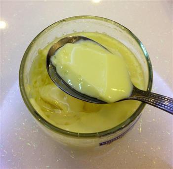 椰汁鲜奶炖蛋的做法步骤3