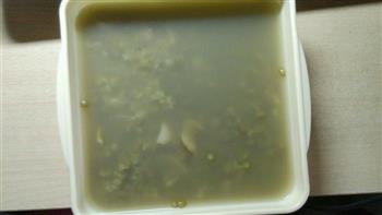 冰糖绿豆汤的做法图解1