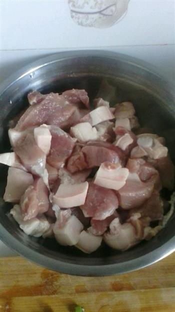 简单红烧肉土豆的做法步骤1