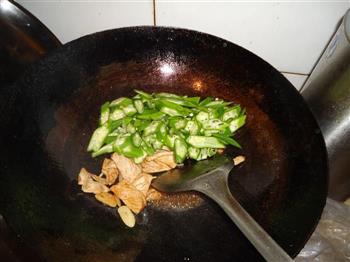 秋葵炒肉的做法步骤7