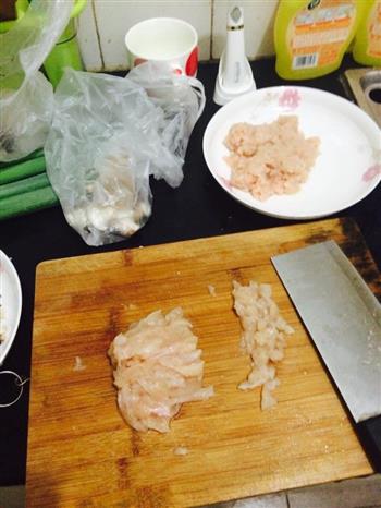 香菇鸡肉馄饨的做法步骤1