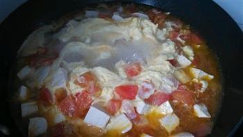 西红柿鸡蛋豆腐汤的做法步骤2