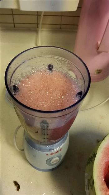 鲜榨西瓜汁的做法步骤2