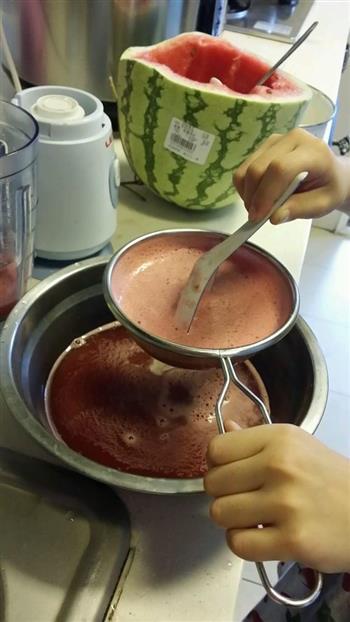 鲜榨西瓜汁的做法步骤3