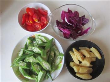 金枪鱼黄秋葵蔬菜沙拉的做法图解2