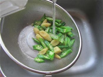 金枪鱼黄秋葵蔬菜沙拉的做法图解4