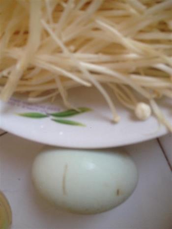 金针菇炒蛋的做法图解1