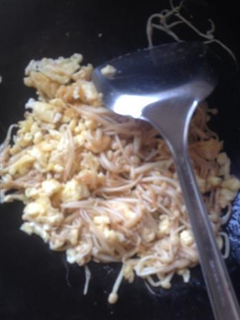 金针菇炒蛋的做法步骤6