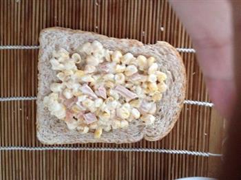 玉米、金枪鱼沙拉三明治的做法步骤4