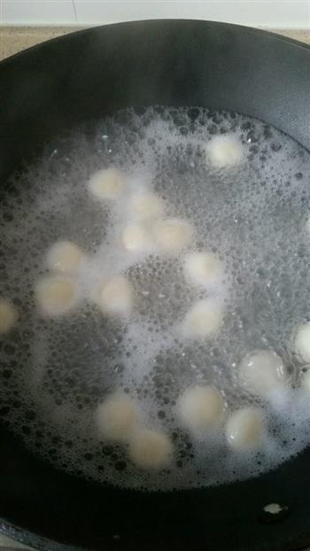米酒汤圆蛋花汤的做法步骤1