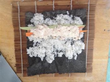 金枪鱼沙拉寿司的做法步骤7