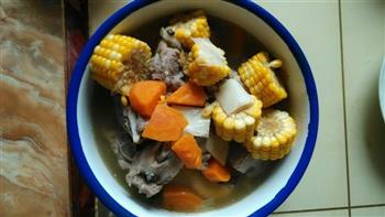 玉米胡罗卜排骨汤的做法图解1