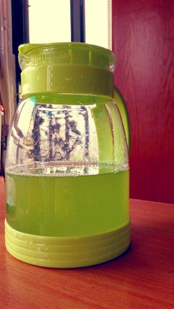 芹菜黄瓜汁的做法步骤1