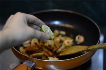 芦笋鲜虾手作面的做法步骤6