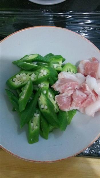 秋葵炒肉的做法步骤1