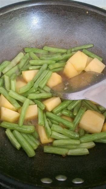 五香味土豆炖豆角的做法步骤3