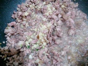 酱香四季豆肉末水煎包的做法步骤2