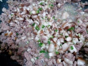 酱香四季豆肉末水煎包的做法步骤3