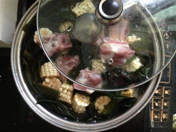 玉米排骨海带汤的做法步骤1