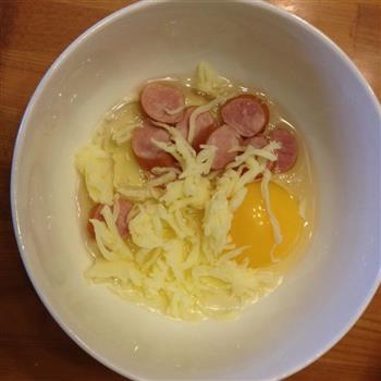 健康早餐-培根鸡蛋卷、芝士香肠面包配生菜沙拉的做法图解1