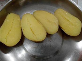 芝士玉米黑椒肠焗土豆泥的做法图解1