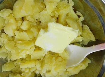 芝士玉米黑椒肠焗土豆泥的做法步骤3