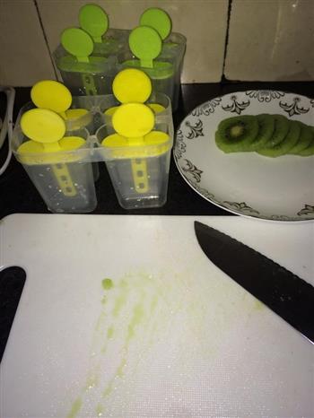 蜂蜜西瓜汁奇异果冰棍的做法步骤2