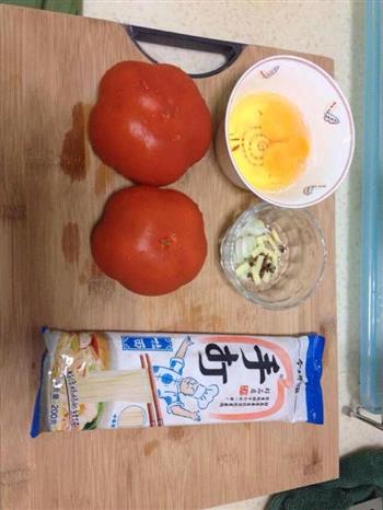 番茄飞蛋挂面汤的做法图解1